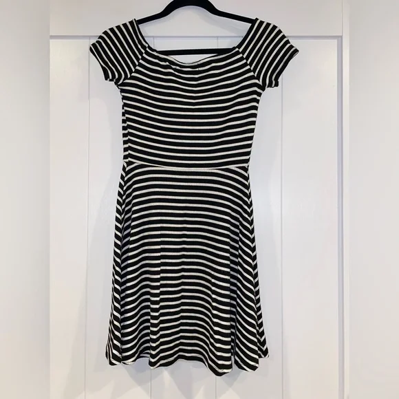 Women’s Love Fire Black & White Striped Short Sleeve Skater Dress -Size Junior S - Picture 2 of 4